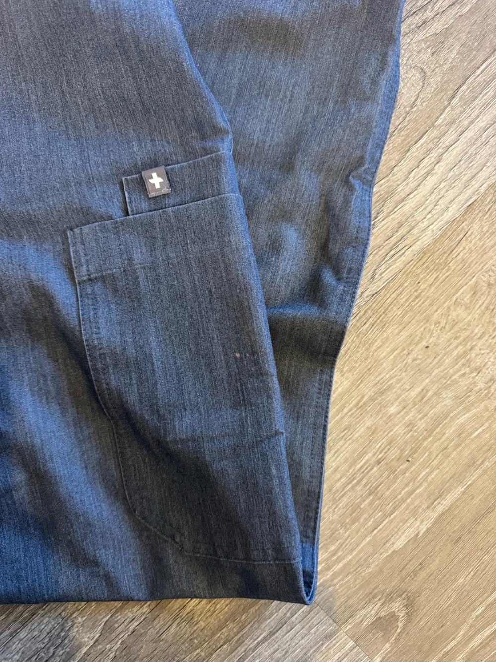 XS/S FIGS Heather Denim V-Neck Scrub Set - Picture 3 of 4